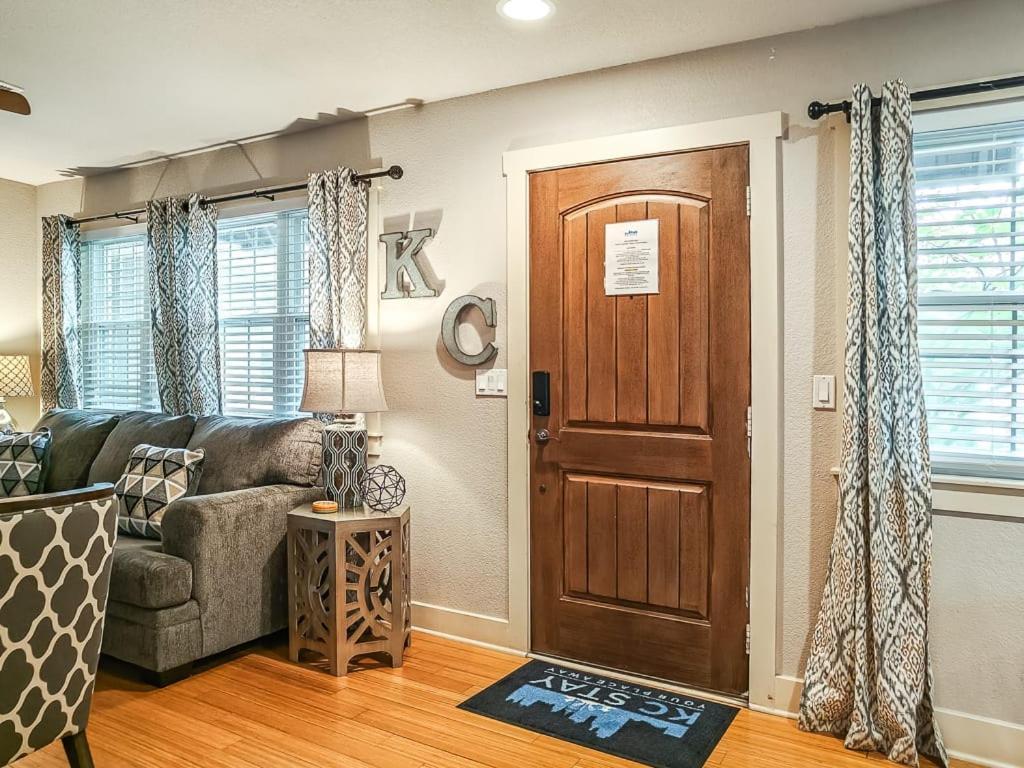 Quiet Plaza Two Bedroom 2 Bathroom カンザスシティ エクステリア 写真