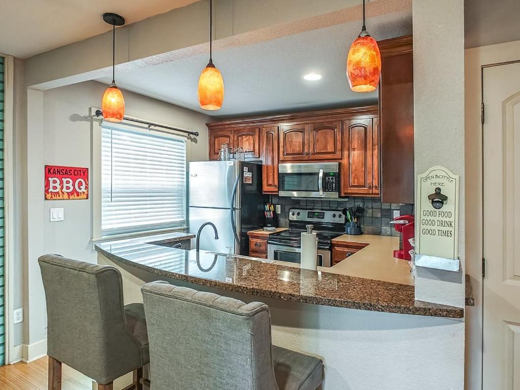 Quiet Plaza Two Bedroom 2 Bathroom カンザスシティ エクステリア 写真