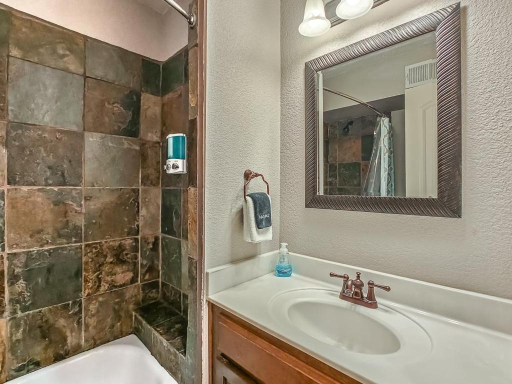 Quiet Plaza Two Bedroom 2 Bathroom カンザスシティ エクステリア 写真