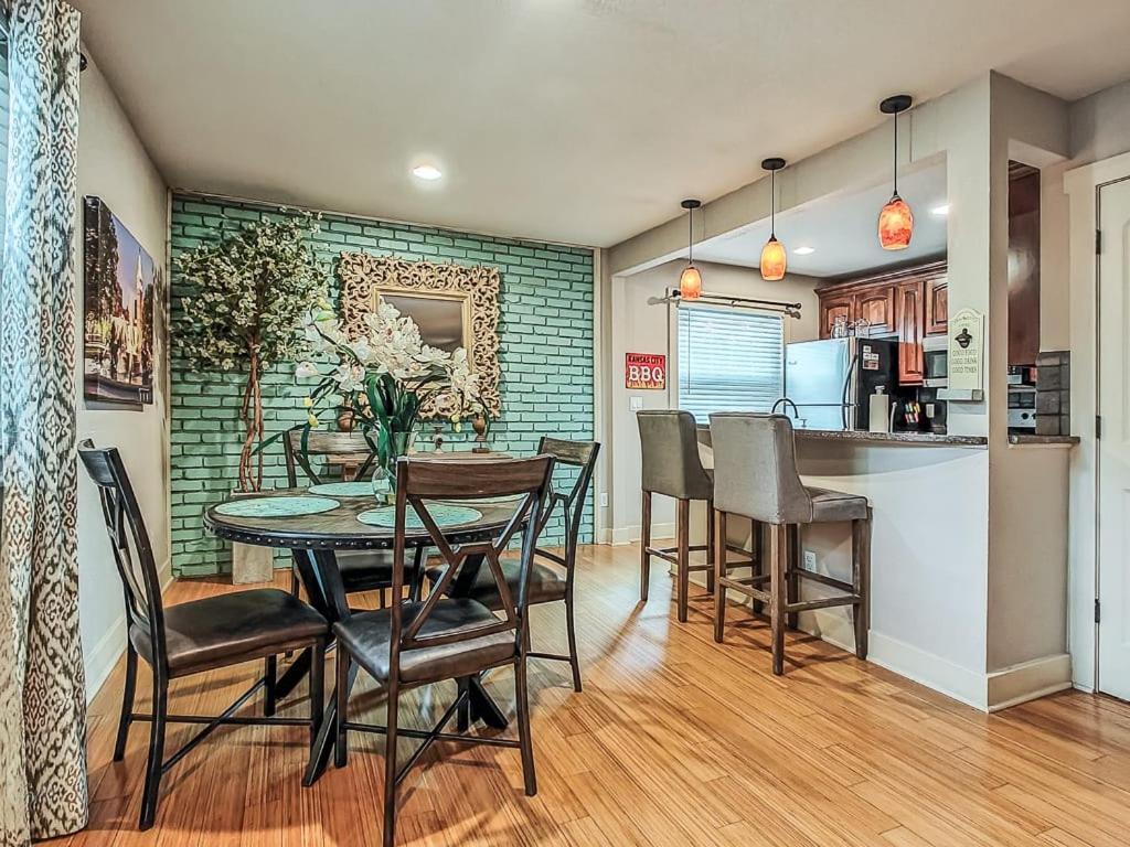 Quiet Plaza Two Bedroom 2 Bathroom カンザスシティ エクステリア 写真
