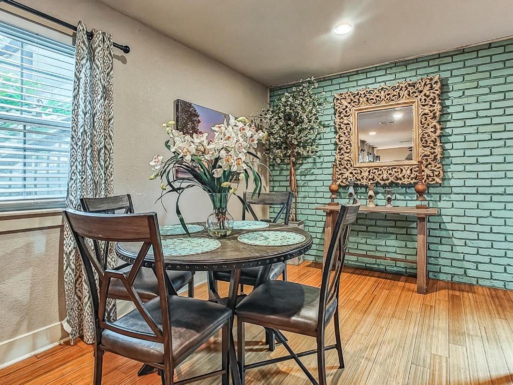 Quiet Plaza Two Bedroom 2 Bathroom カンザスシティ エクステリア 写真