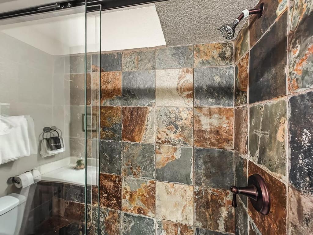 Quiet Plaza Two Bedroom 2 Bathroom カンザスシティ エクステリア 写真